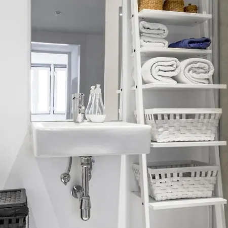 Apartment Plum Guide - The Anchor Lisbon