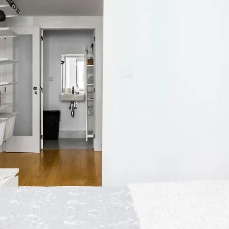 Apartment Plum Guide - The Anchor Lisbon